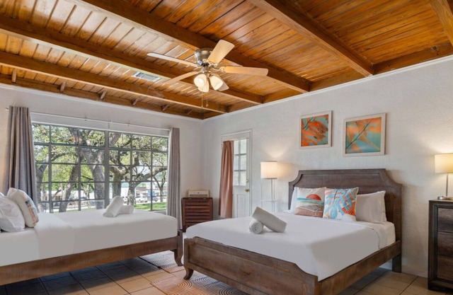 Walk to Lake Travis & FREE Waterpark! Glamping Bungalow, Patio w/ Grill+Firepit
