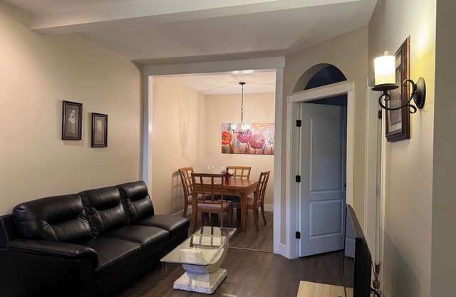 Lakeview 2-bedroom private suite with AC, WiFi in wonderful Kelowna