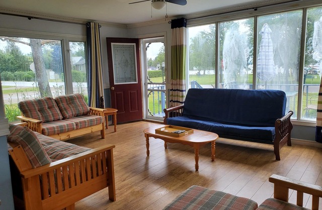 Lakeview 2BR for 5 People with Sandy Beach Park for Fishing,/Swimming/Boating