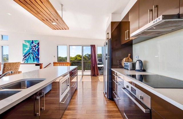 Una hermosa y moderna casa con vistas a los lagos del parque nacional