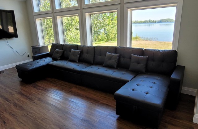 LAKEVIEW-BEAUTIFUL BRAND NEW COTTAGE PRIVATE BEACH