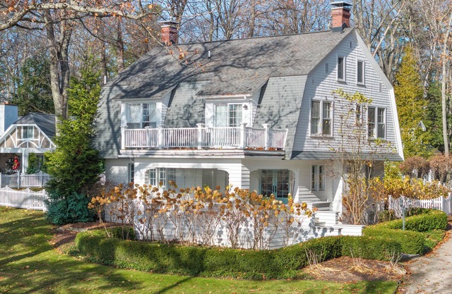 Lakeview Bliss: 4 BR, 4.5 BA House in Harbor Springs, Sleeps 8