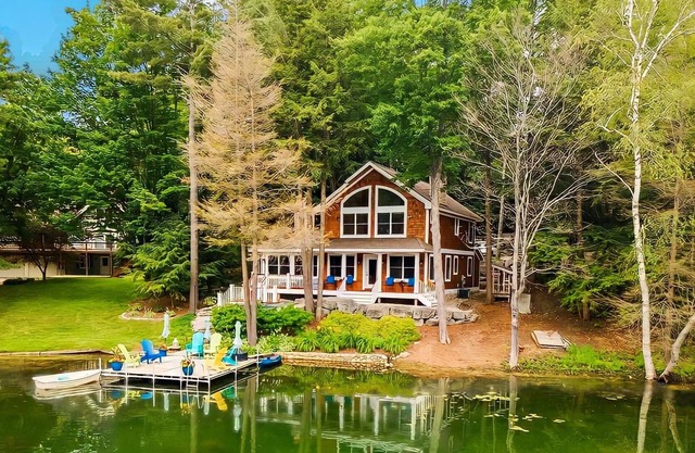 ⭐️ Lakeview Cabin: Hot Tub Jacuzzi & 4 Bedroom + 3 Bath - Escape to Bears Den! 🐻