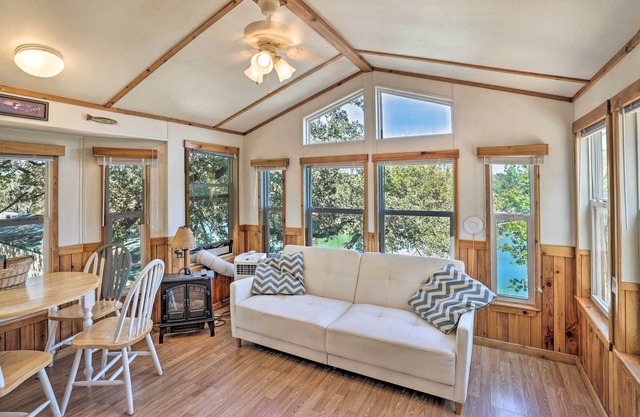 Lakeview Cabin - Marina on Lake Bridgeport!