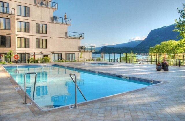 Lakeview condo on Mara Lake with Pool, Boat Slip and Gym