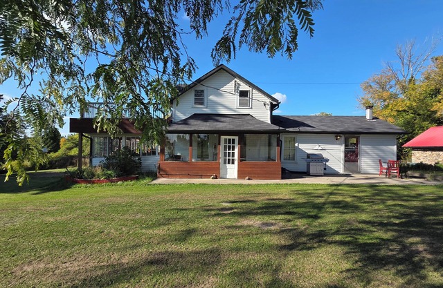 Lake view cottage with Dirt bike and ATV trails