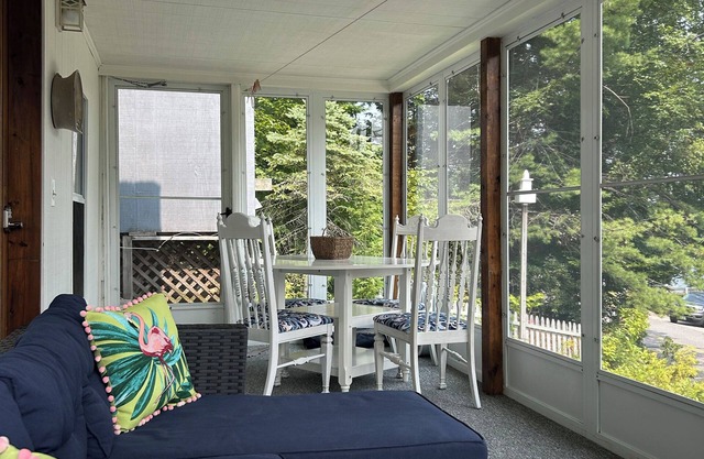 Lakeview, cozy, family, pets, boat slip, beach, trails, skiing, adventures