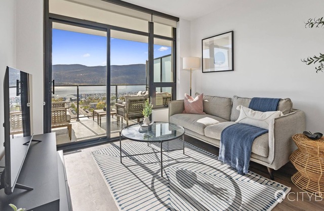 Lakeview. Downtown. 2 beds. AC. Parking UDGRD.