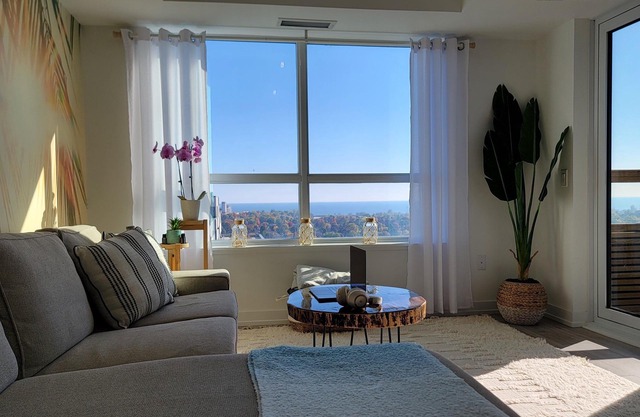 Lakeview Escape w/views of Lake Ontario, King Size Endy Bed, Underground parking