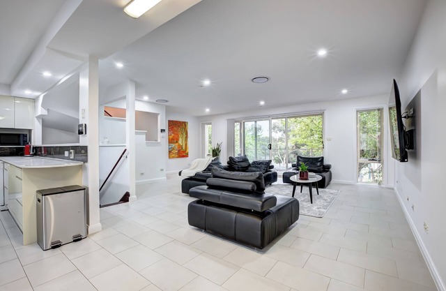 LAKEVIEW FAMILY ESCAPE. BIG TWO STOREY HOUSE FACING THE LAKE AND PARK. CARPARK.