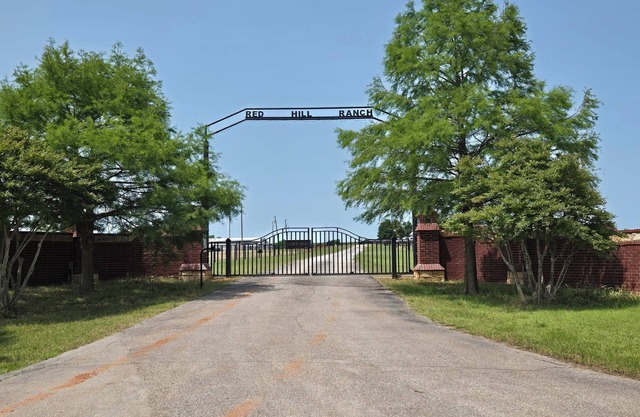 Lakeview Farmhouse Retreat 2BR, 2BA w/ Fishing, Horses, Cows & Stunning Sunsets