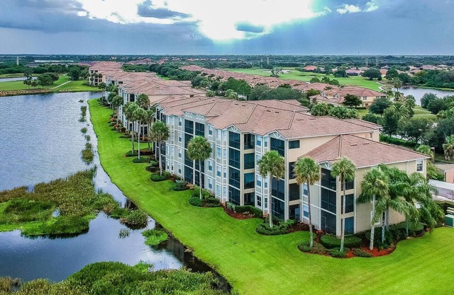 Campo de golf de 2 dormitorios, 2 baños condominio con comodidades de estilo resort