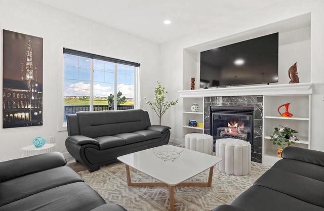 Lakeview Home: 2 Suites, King Beds, Central A/C, Jacuzzi, 80-mins to Banff