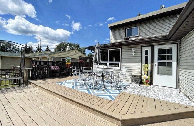 Lakeview House in Alberta Beach with Wrap Around Deck