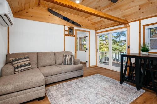 Lakeview King Suite-Arbutus-Boat Docks