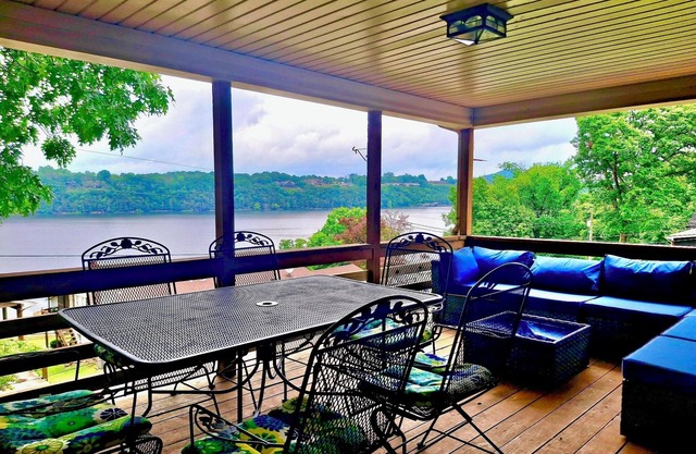 Lakeview Landing, 2 min walk to lake, trailer parking, picturesque, games, WIFI!