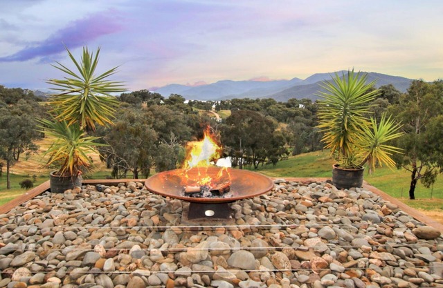 Lakeview Lodge - Executive family accommodation close to Lake Eildon.