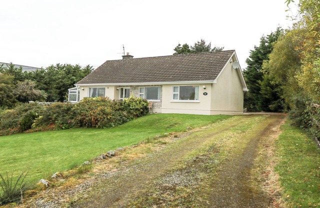 LAKEVIEW LODGE, pet friendly, with a garden in Knockmore, County Mayo