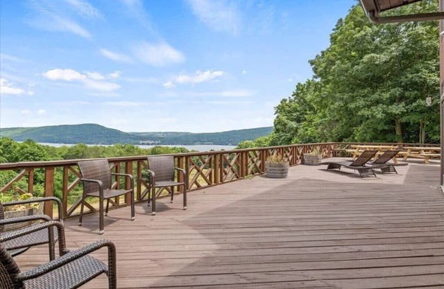 Lakeview Lodge: w/ hot tub and amazing lake views!