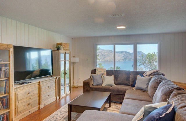 Lakeview Lookout, family and pet friendly rental with hot tub