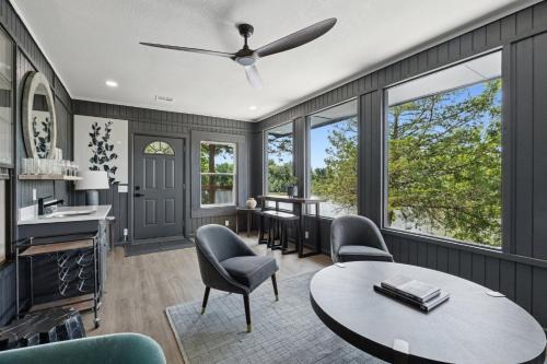 Lakeview Lounge Group-friendly Near Hefner #lw