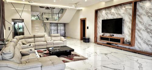 Lakeview MansionPrivate Pool3Acre Luxury 6BHK