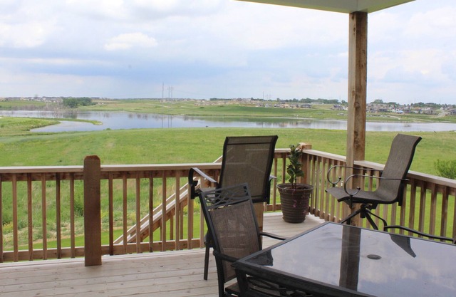Lakeview Open Concept Family Home-Great for Kids!