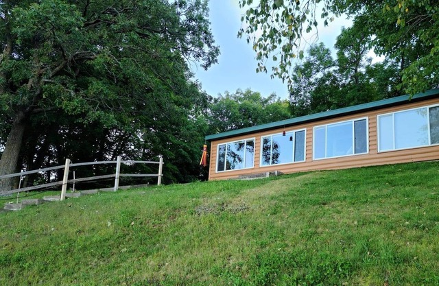 Cabaña que admite mascotas para divertirse durante todo el año en 6 acres con 165 pies de costa