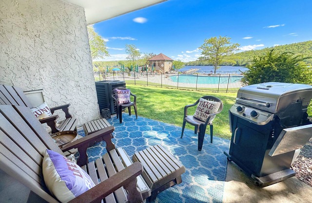 "Lakeview Retreat" Lake & Pool Steps Away! 10min to Raceway, Golf, & Waterpark