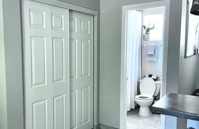Lakeview Studio w/Free WIFI &Parking