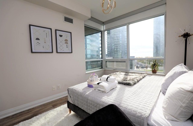 Lakeview Sunny 2 bedroom, close to downtown and airport