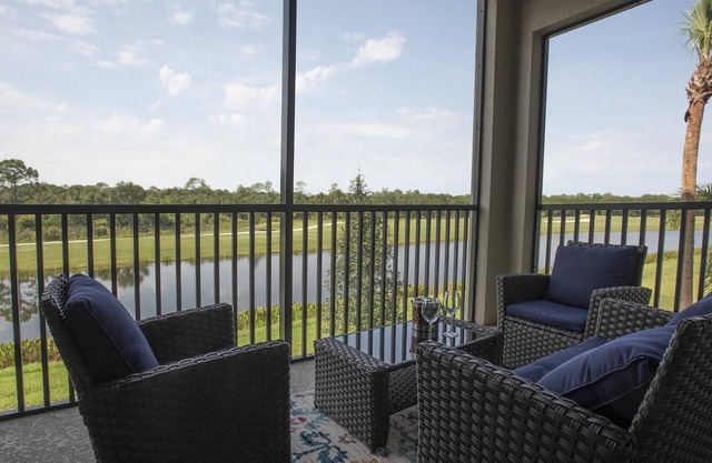 Lakewood National 2nd Floor Condo 2/bed, 2/bath with golf & lake view