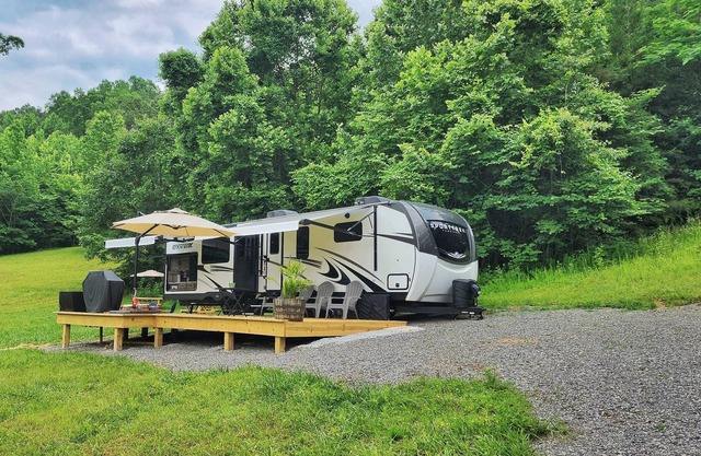LakinItEasy - Glamping at it's finest with Lake Views!