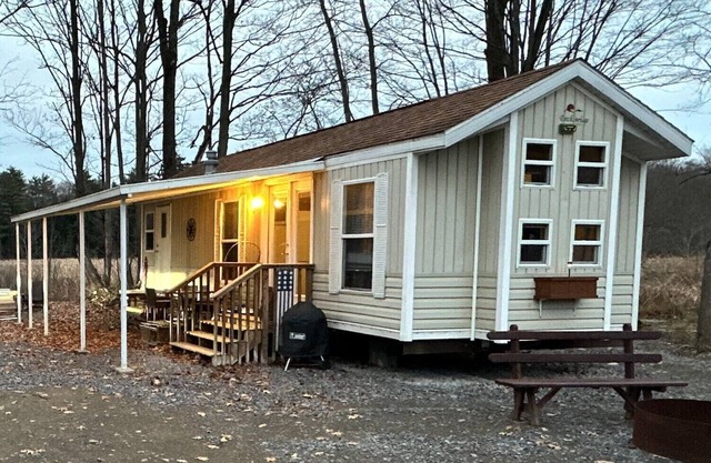Lamoka Lake 4-season tiny house for boating, ice-fishing, hunting, wineries