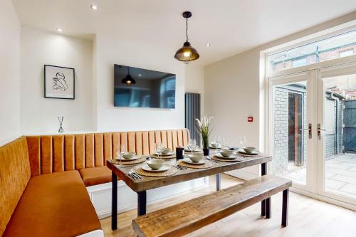 Lancefield House - Air Host & Stay - 5 Bedroom Sleeps 15
