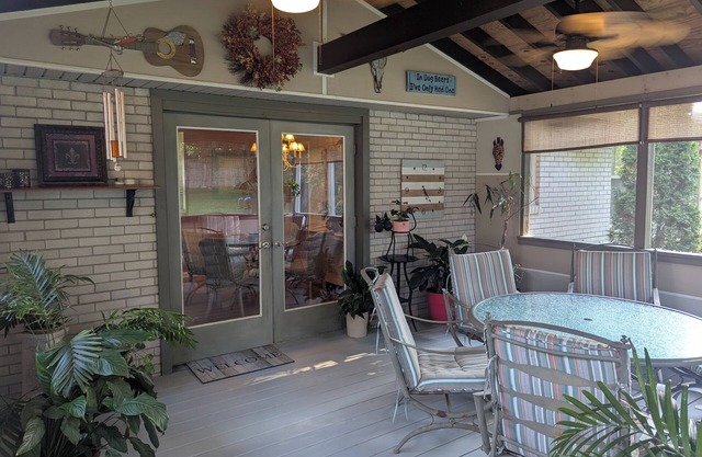 Land O Lakes/4 Bedrooms 4 Beds,1.5 Baths, Screened Patio,Garden View,3 tvs,wifi