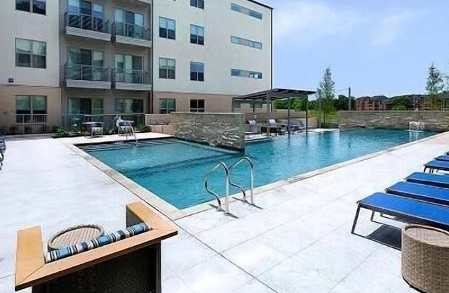 Landing at Atlas Waterside Apartments - 1 Bedroom in Downtown Benbrook