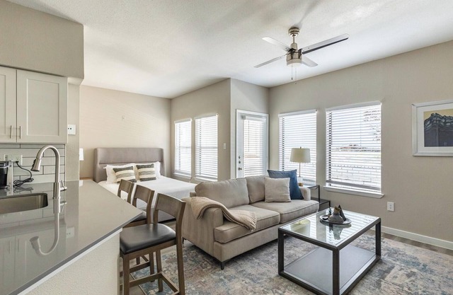 Landing at Axis Waterfront - Studio in Downtown...