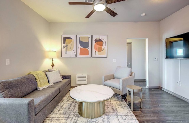 Landing at Bottle House on Main - 2 Bedrooms in...