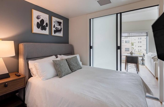 Landing at Konrad on the Park - 1 Bedroom in Cathedral Hill