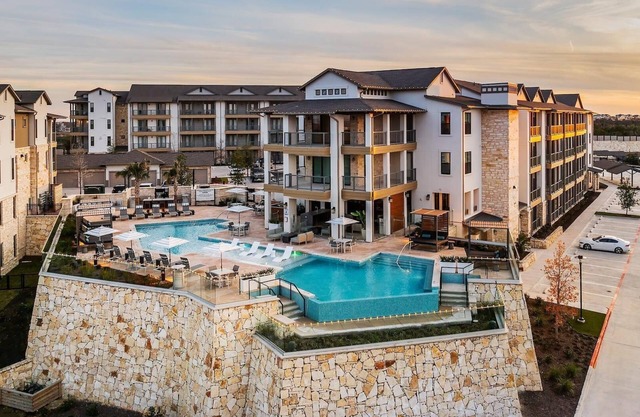Landing | Stunning 1BD, Clubhouse, Pool