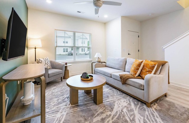 Landing | Chic 2BD, Pool, Clubhouse