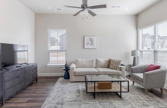 Landing | Modern 3BD in Weatherford