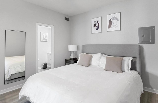 Landing at Axis Waterfront - 1 Bedroom in Downt...