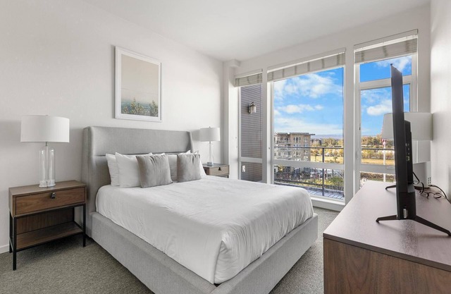 Landing | Chic 1BD, Courtyard, Pool