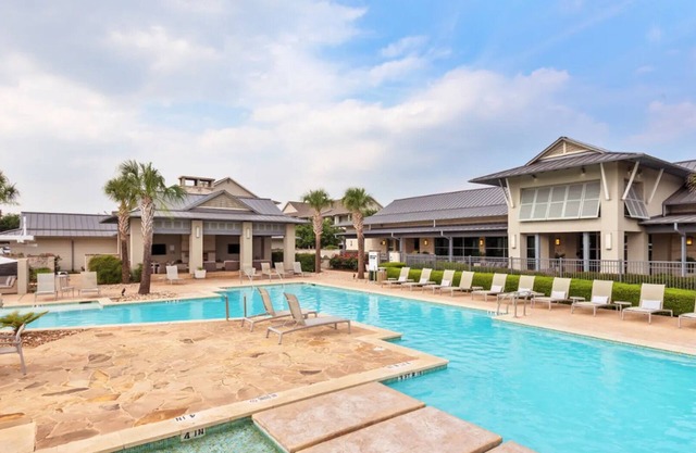 Landing | Chic 2BD, Pool, Clubhouse
