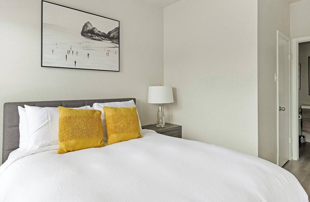 Landing | Stylish Studio, Pool, Courtyard