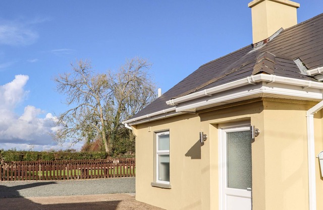 LANE COTTAGE, family friendly in Ballycullane, County Wexford