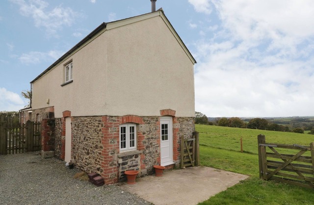 LANGHAM HOUSE COTTAGE, pet friendly, luxury holiday cottage in Lifton