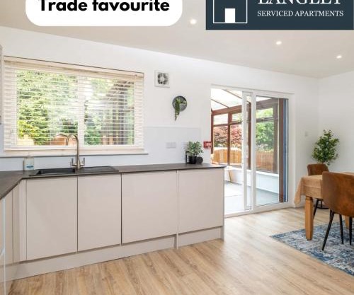 Langley House, 5 bed, all doubles with Smart TV, 3 bath, 2 lounges, FULLY equipped kitchen, FREE parking, PERFECT for BUSINESS, TRADES, GOLF and relocation 5 Min to EDEN and Port projects Wifi, Smart Tv, garden, dishwasher
